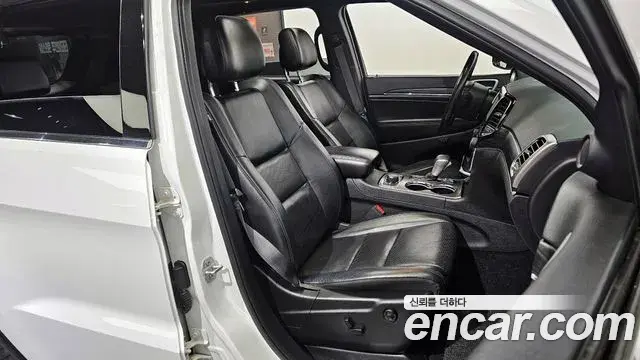 Jeep Grand Cherokee 2019 — Şəkil 13/34