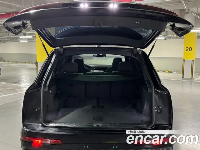 Audi Q7 2021 — ფოტო 16/20