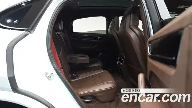 Porsche Cayenne 2021 — Photo 22/32