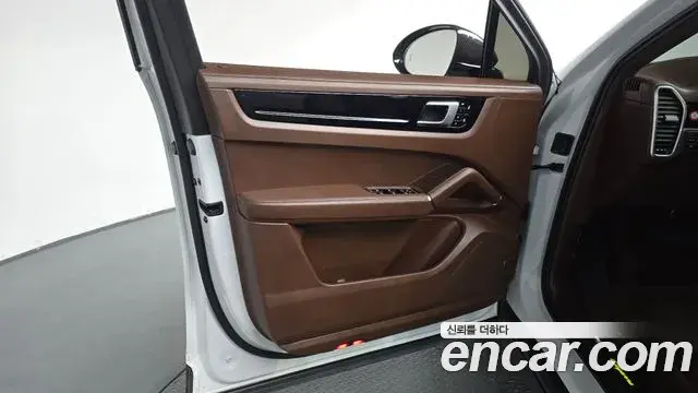 Porsche Cayenne 2021 — Photo 29/32