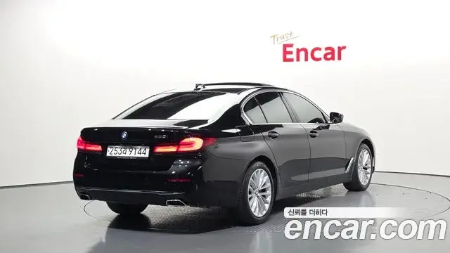 BMW 5 Series 2022 — ფოტო 27/31