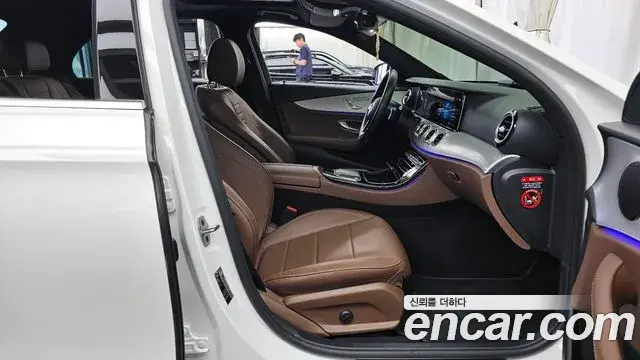 Mercedes-Benz E-Class 2021 — Фото 11/20