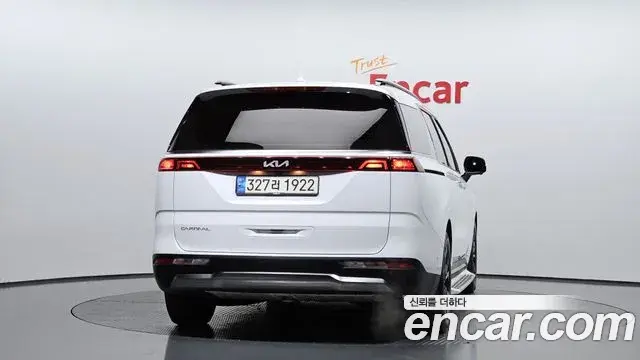 Kia Carnival 2023 — ფოტო 17/20