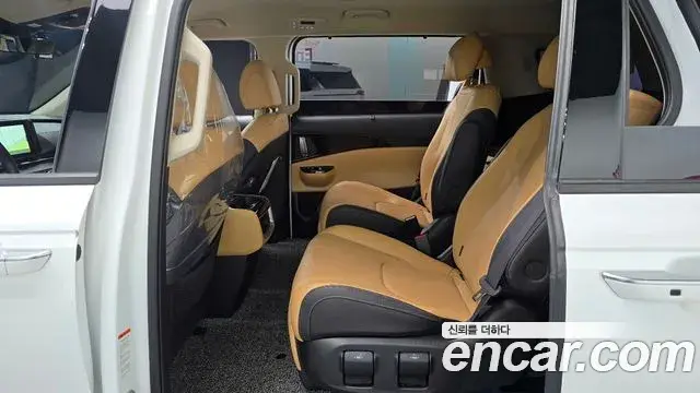 Kia Carnival 2023 — ფოტო 15/20