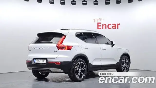Volvo XC40 2021 — Photo 9/38