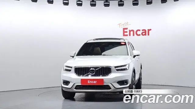 Volvo XC40 2021 — Photo 2/38