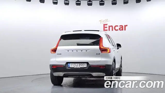 Volvo XC40 2021 — Photo 7/38