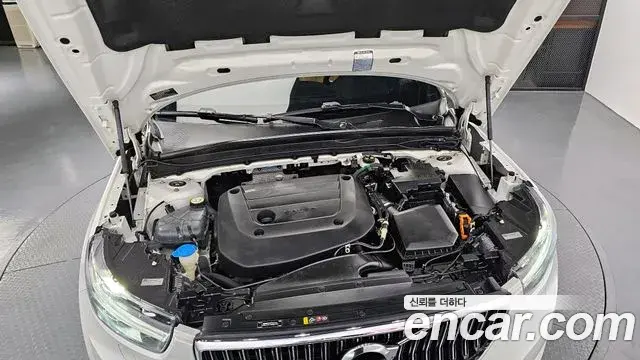 Volvo XC40 2021 — Photo 13/38