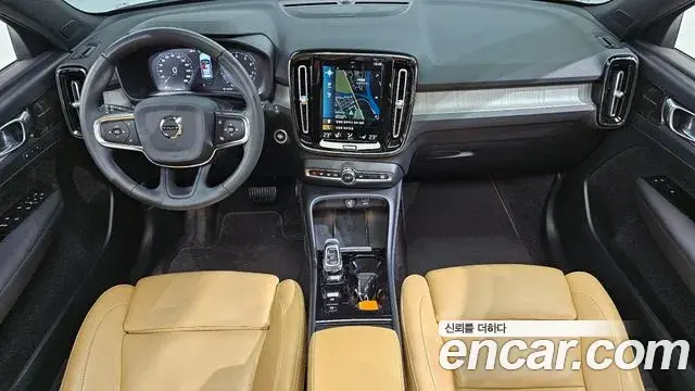 Volvo XC40 2021 — Photo 25/38