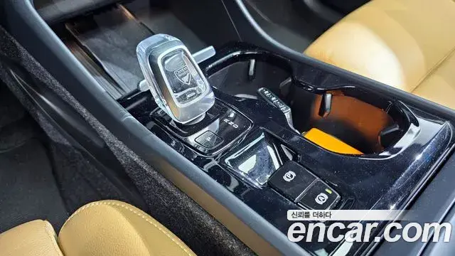 Volvo XC40 2021 — Photo 32/38
