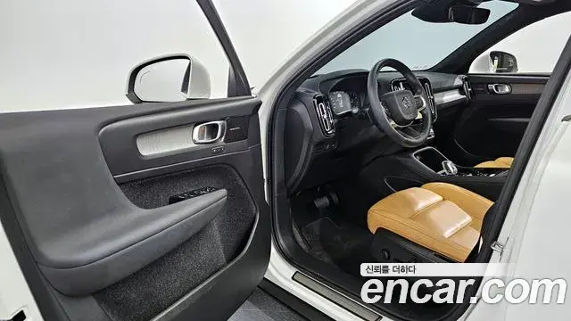 Volvo XC40 2021 — Photo 16/38