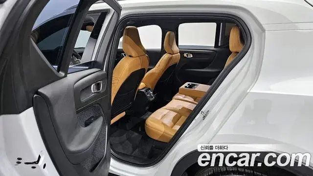 Volvo XC40 2021 — Photo 19/38