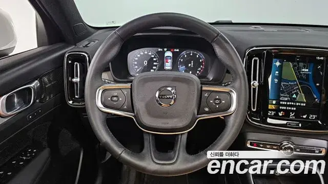 Volvo XC40 2021 — Photo 18/38