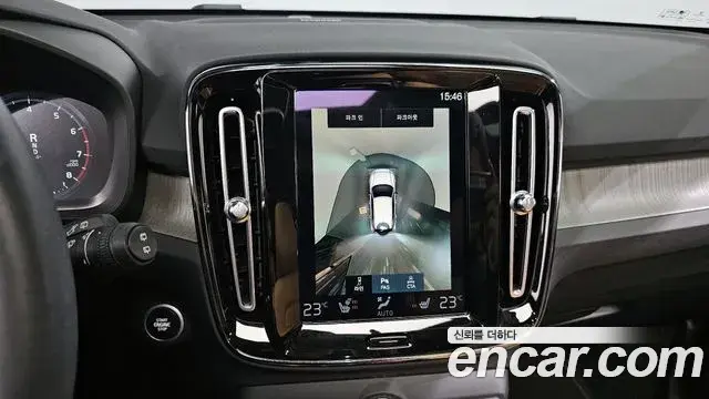 Volvo XC40 2021 — Photo 5/38
