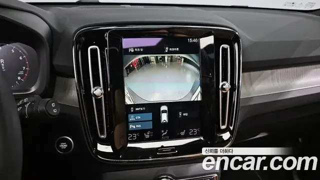 Volvo XC40 2021 — Photo 24/38