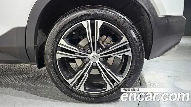 Volvo XC40 2021 — Photo 22/38