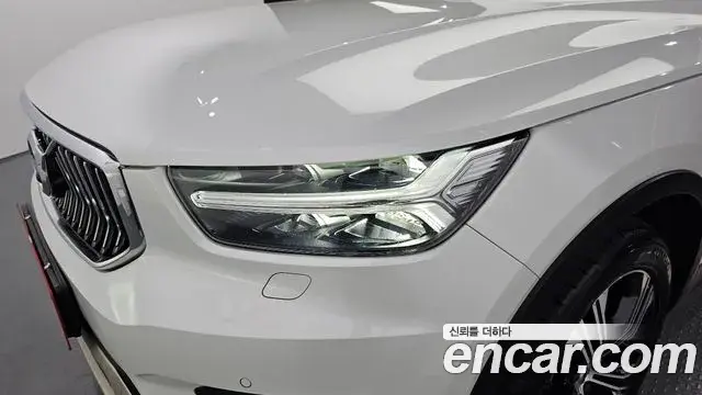 Volvo XC40 2021 — Photo 17/38