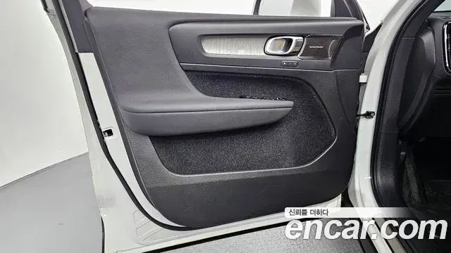 Volvo XC40 2021 — Photo 30/38