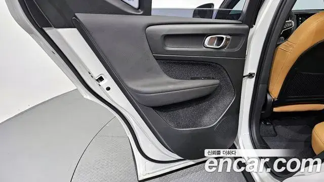 Volvo XC40 2021 — Photo 31/38