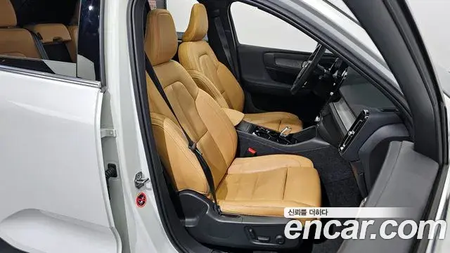 Volvo XC40 2021 — Photo 33/38