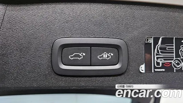 Volvo XC40 2021 — Photo 20/38