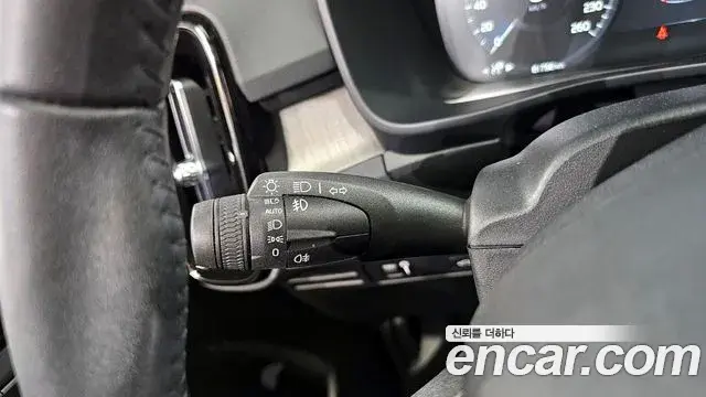 Volvo XC40 2021 — Photo 8/38