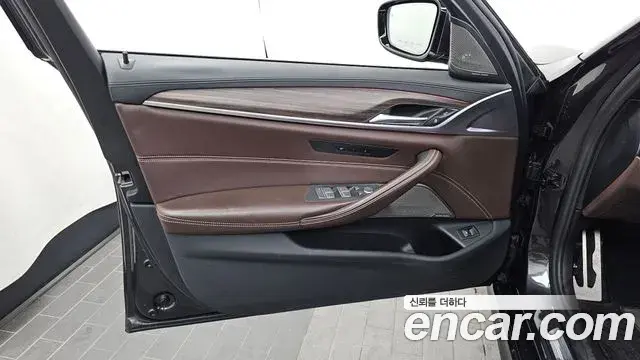 BMW 5 Series 2020 — Şəkil 16/32