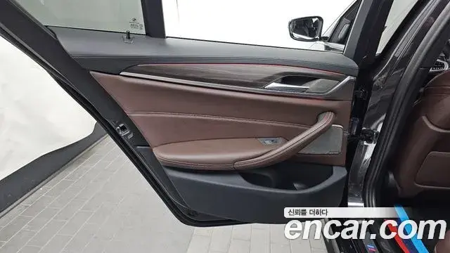 BMW 5 Series 2020 — Şəkil 17/32