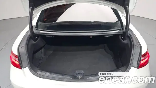Mercedes-Benz E-Class 2020 — Фото 18/20