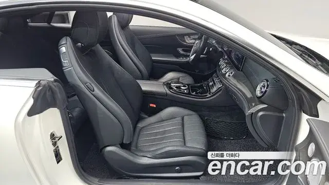 Mercedes-Benz E-Class 2020 — Photo 12/35