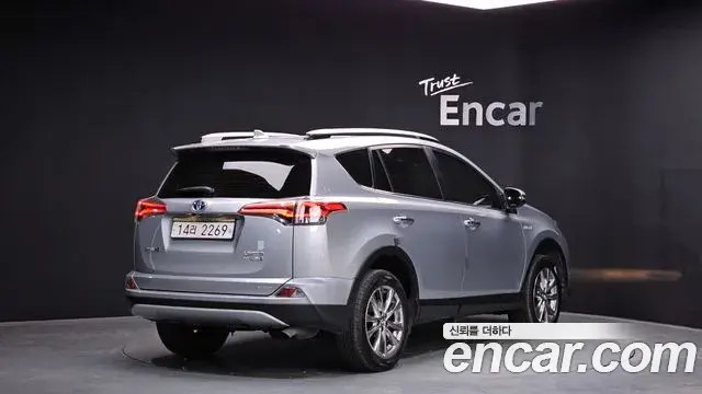 Toyota RAV4 2018 — ფოტო 34/35