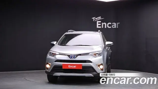 Toyota RAV4 2018 — ფოტო 13/35