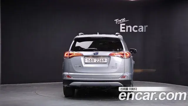 Toyota RAV4 2018 — ფოტო 35/35