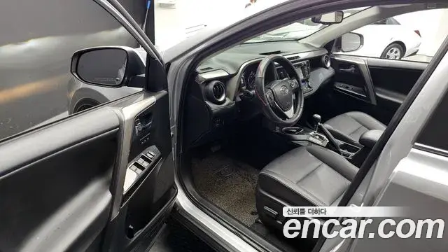 Toyota RAV4 2018 — ფოტო 31/35