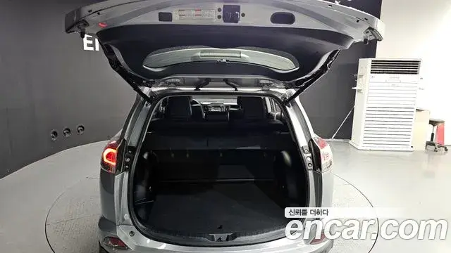 Toyota RAV4 2018 — ფოტო 6/35