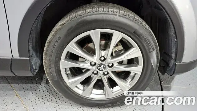 Toyota RAV4 2018 — ფოტო 9/35