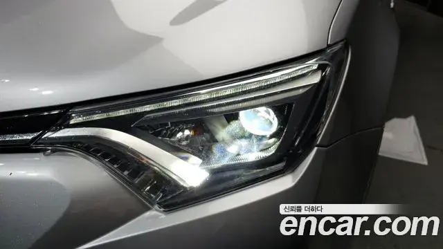 Toyota RAV4 2018 — ფოტო 18/35