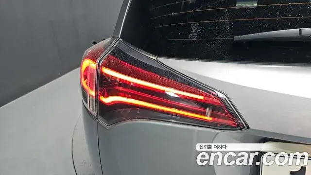 Toyota RAV4 2018 — ფოტო 7/35