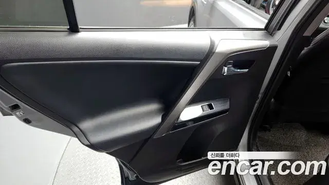Toyota RAV4 2018 — ფოტო 10/35