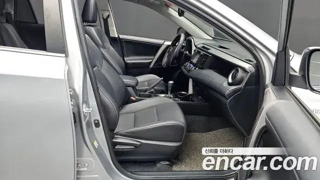 Toyota RAV4 2018 — ფოტო 15/35