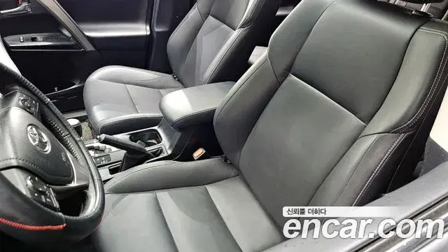 Toyota RAV4 2018 — ფოტო 16/35