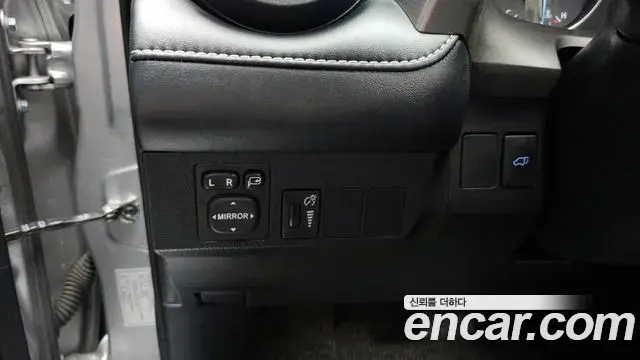 Toyota RAV4 2018 — ფოტო 29/35