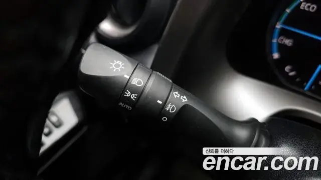 Toyota RAV4 2018 — ფოტო 8/35