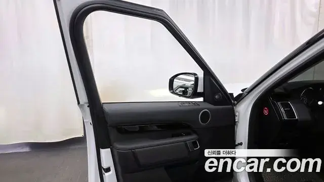 Land Rover Discovery 5 2019 — Şəkil 8/31