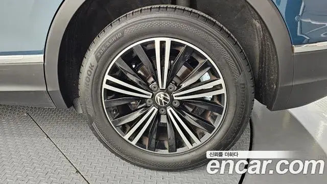 Volkswagen Tiguan 2021 — Şəkil 29/32