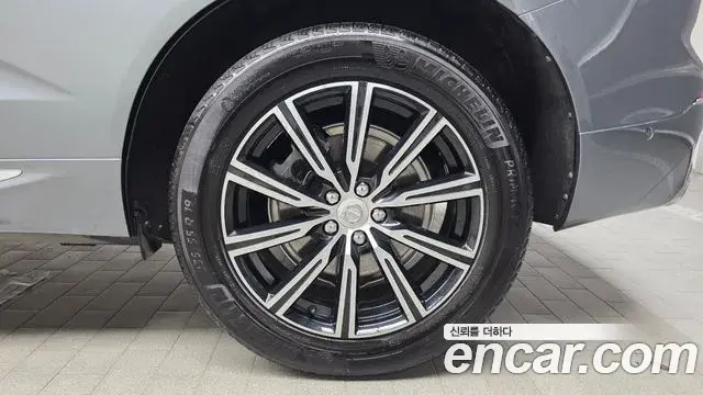 Volvo XC60 2018 — ფოტო 20/35