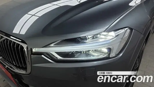 Volvo XC60 2018 — ფოტო 11/35