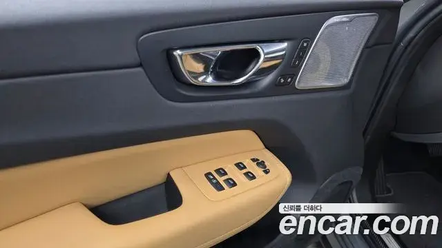 Volvo XC60 2018 — ფოტო 12/35