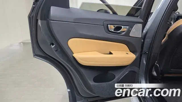 Volvo XC60 2018 — ფოტო 6/35