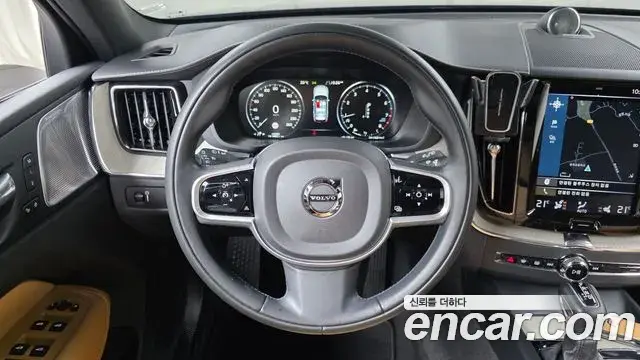Volvo XC60 2018 — ფოტო 24/35